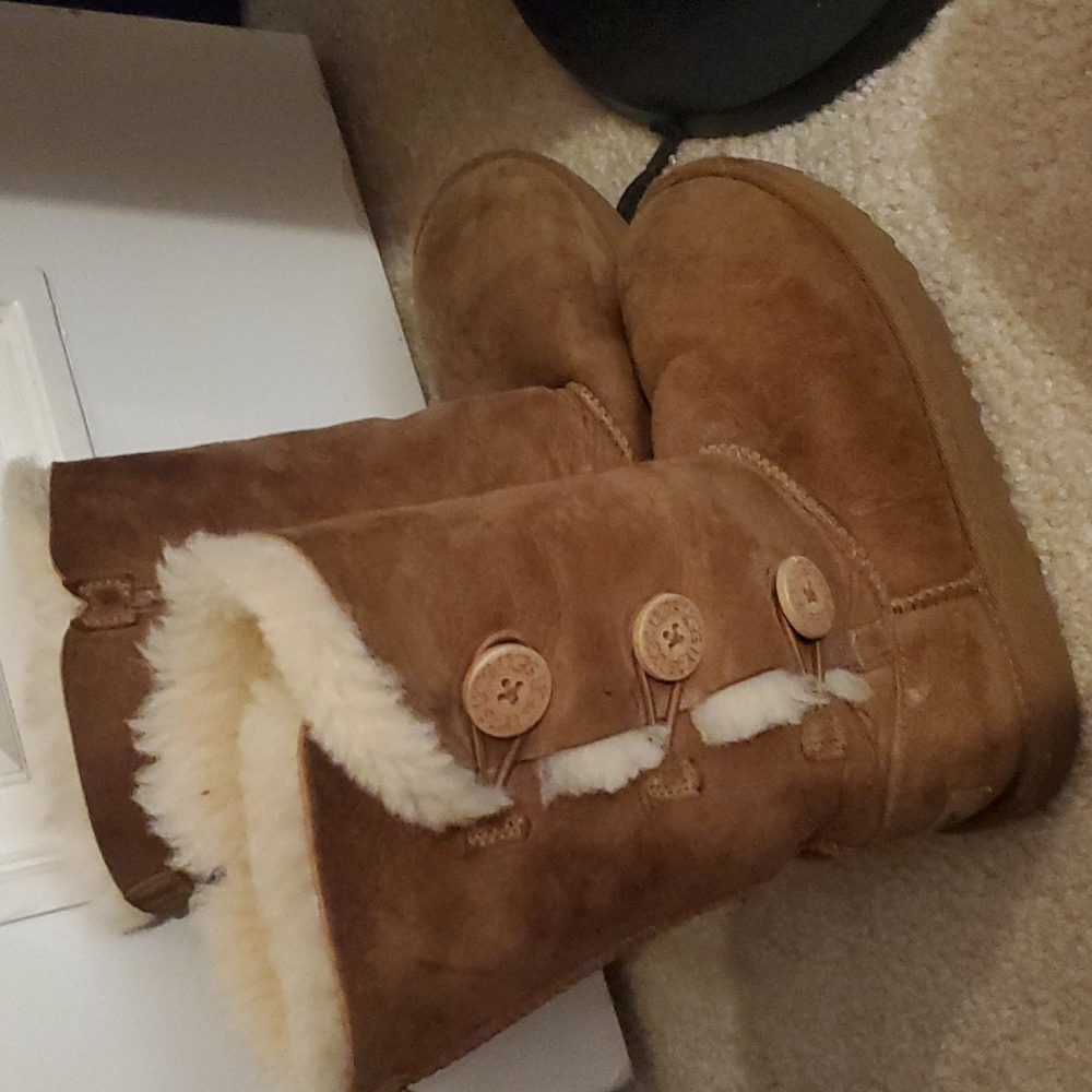 Girls Ugg Chestnut boots